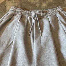 画像10: 【WONDERGROUND】MULTI TUCK WIDE SILHOUETTE COTTON SWEAT SHORTS / GRAY / OS (10)