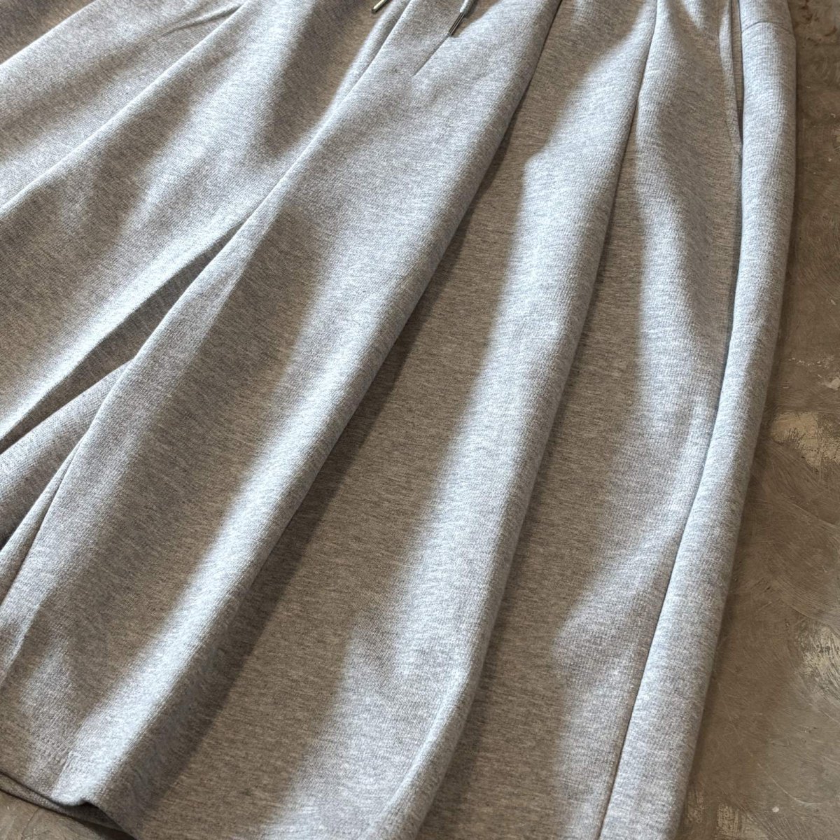 画像6: 【WONDERGROUND】MULTI TUCK WIDE SILHOUETTE COTTON SWEAT SHORTS / GRAY / OS (6)