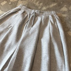 画像4: 【WONDERGROUND】MULTI TUCK WIDE SILHOUETTE COTTON SWEAT SHORTS / GRAY / OS (4)