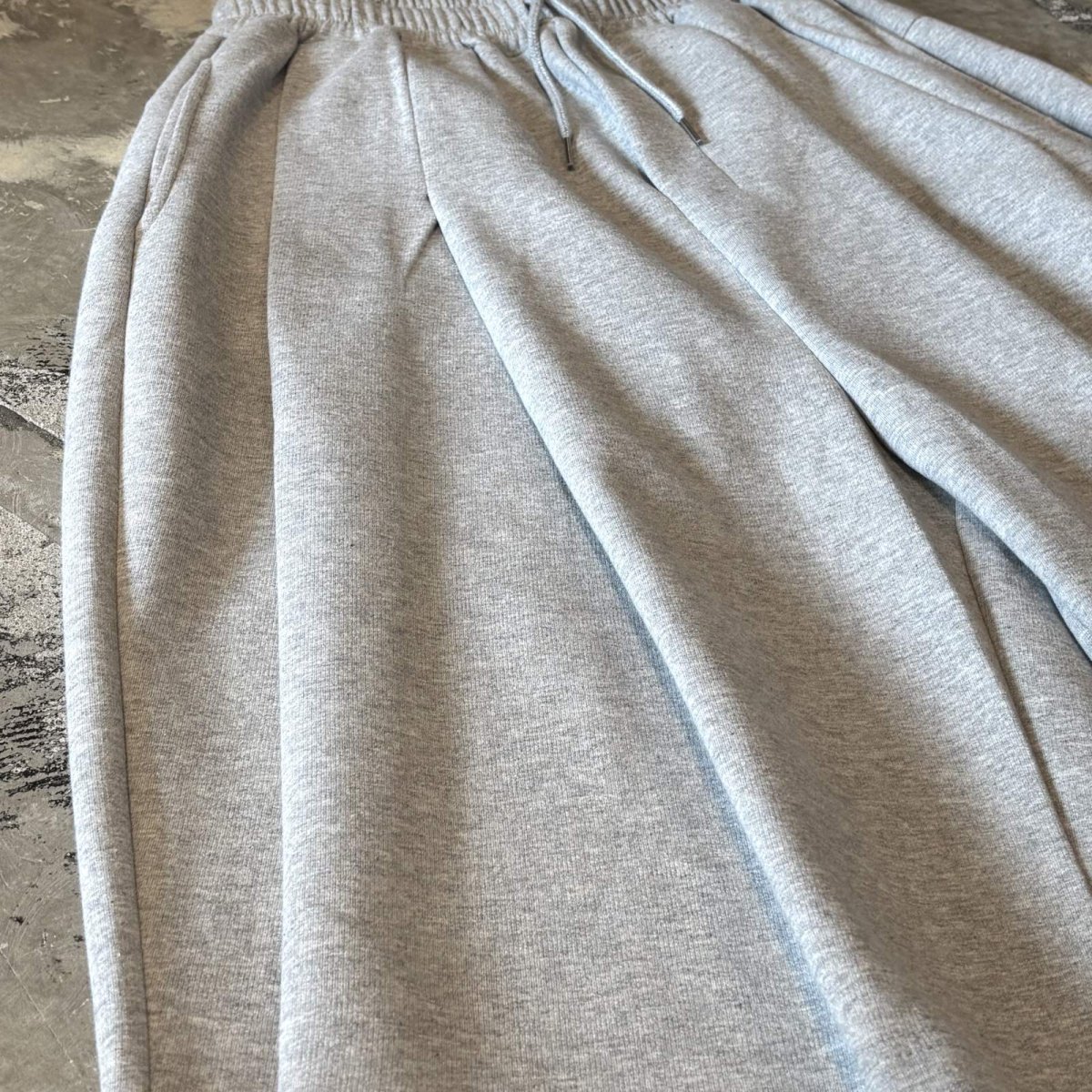 画像5: 【WONDERGROUND】MULTI TUCK WIDE SILHOUETTE COTTON SWEAT SHORTS / GRAY / OS (5)