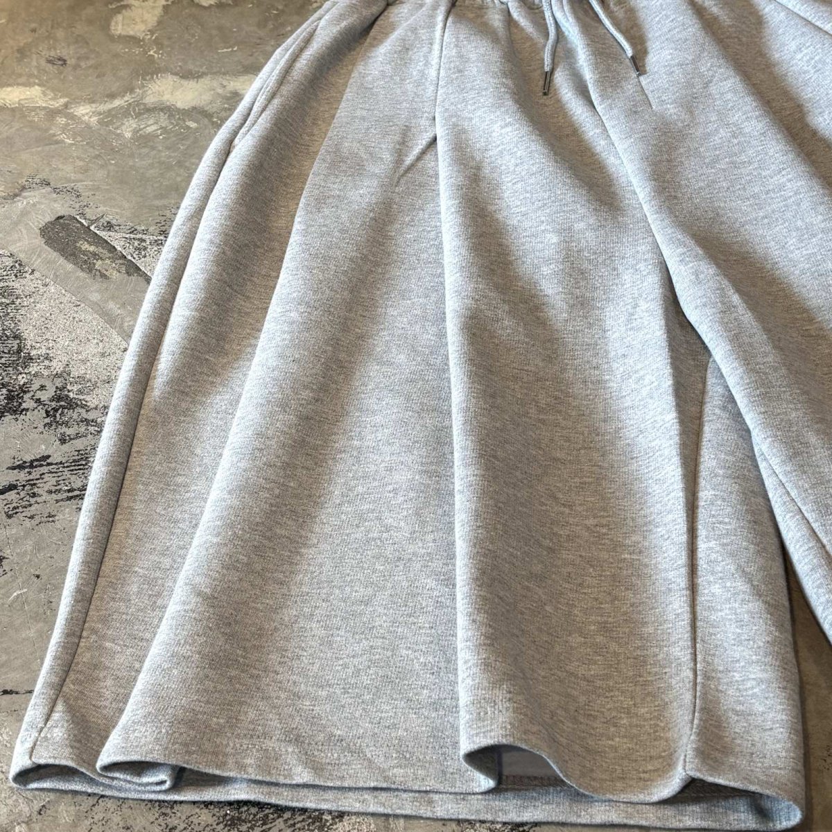 画像7: 【WONDERGROUND】MULTI TUCK WIDE SILHOUETTE COTTON SWEAT SHORTS / GRAY / OS (7)
