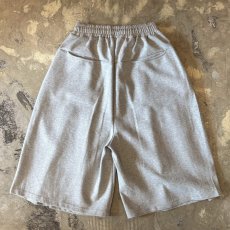 画像2: 【WONDERGROUND】MULTI TUCK WIDE SILHOUETTE COTTON SWEAT SHORTS / GRAY / OS (2)