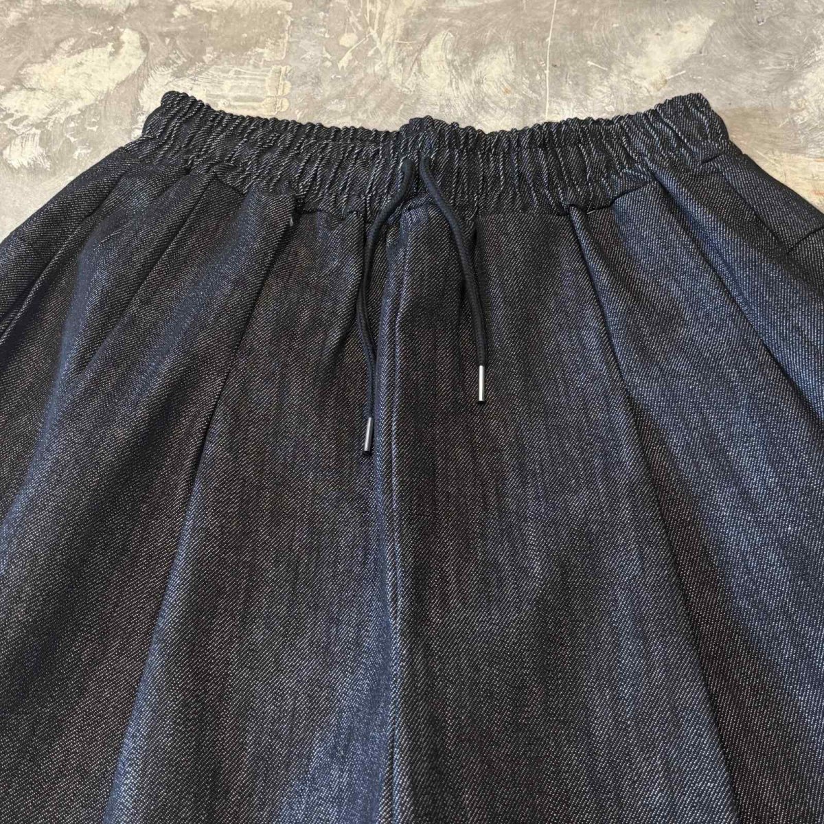 画像10: 【WONDERGROUND】MULTI TUCK WIDE SILHOUETTE DENIM SHORTS / BLACK / OS (10)