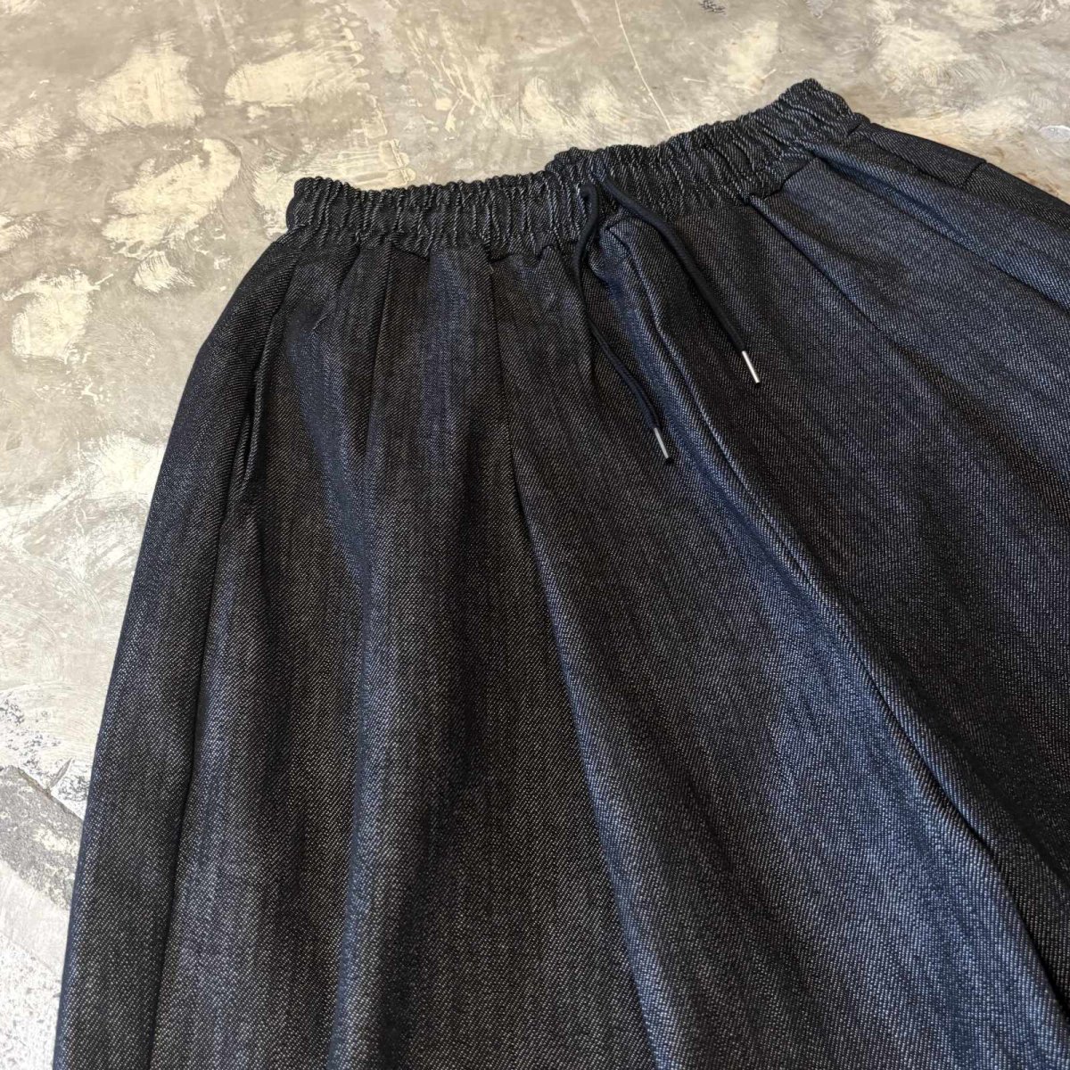 画像3: 【WONDERGROUND】MULTI TUCK WIDE SILHOUETTE DENIM SHORTS / BLACK / OS (3)