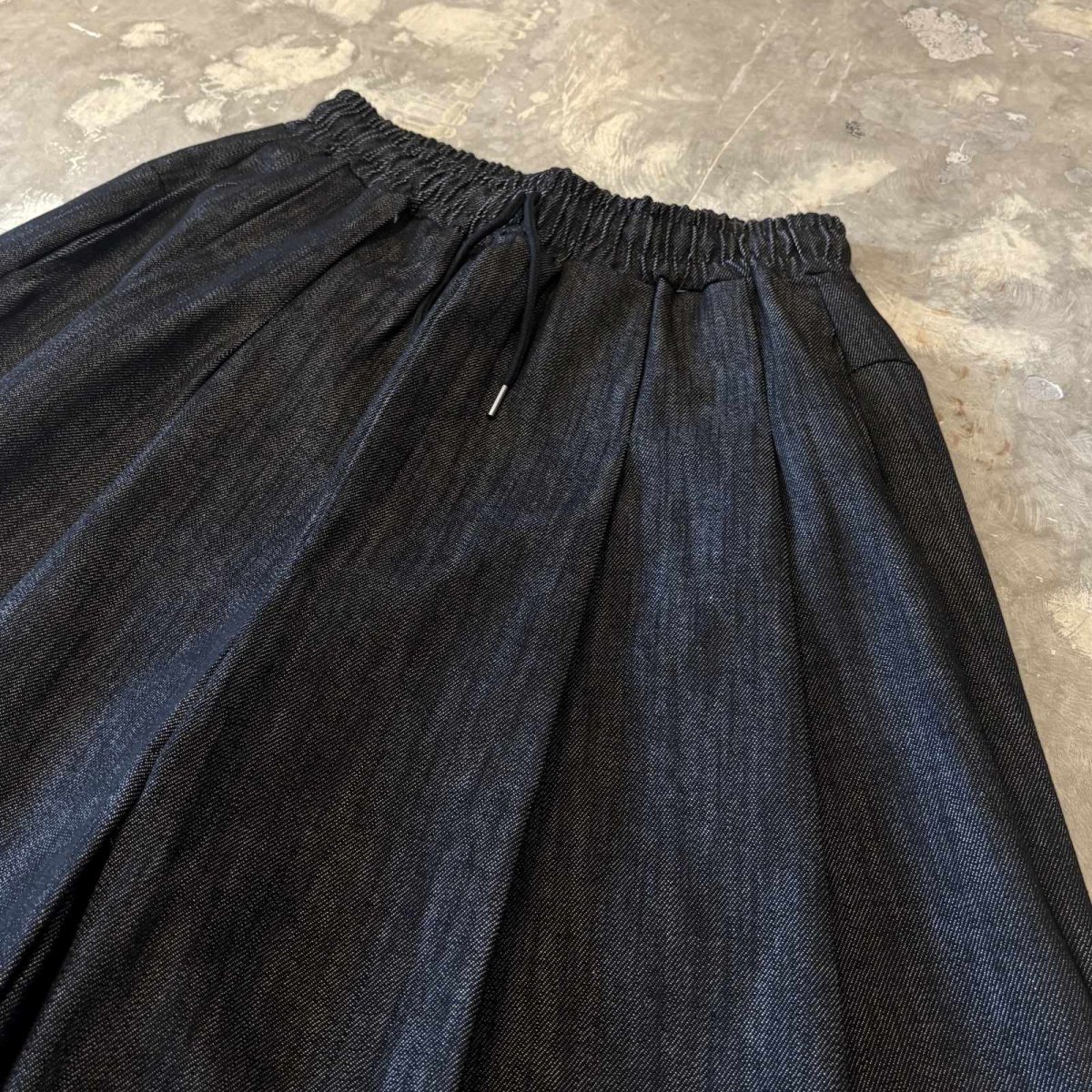 画像4: 【WONDERGROUND】MULTI TUCK WIDE SILHOUETTE DENIM SHORTS / BLACK / OS (4)