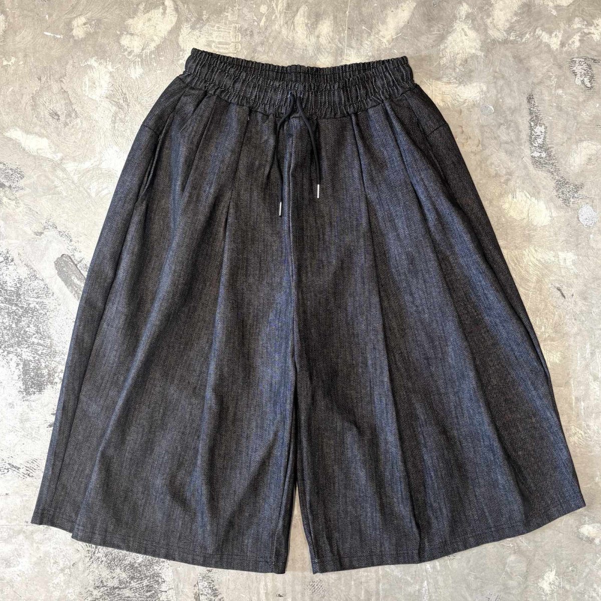 画像1: 【WONDERGROUND】MULTI TUCK WIDE SILHOUETTE DENIM SHORTS / BLACK / OS (1)