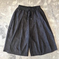 画像1: 【WONDERGROUND】MULTI TUCK WIDE SILHOUETTE DENIM SHORTS / BLACK / OS (1)