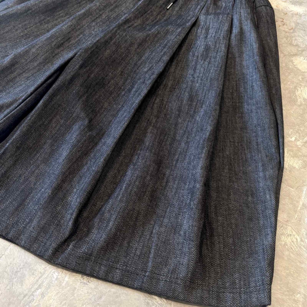 画像6: 【WONDERGROUND】MULTI TUCK WIDE SILHOUETTE DENIM SHORTS / BLACK / OS (6)