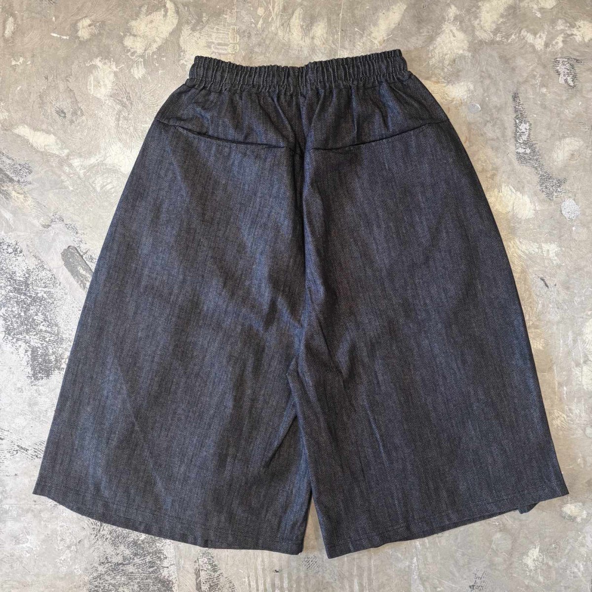 画像2: 【WONDERGROUND】MULTI TUCK WIDE SILHOUETTE DENIM SHORTS / BLACK / OS (2)