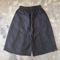 画像2: 【WONDERGROUND】MULTI TUCK WIDE SILHOUETTE DENIM SHORTS / BLACK / OS (2)