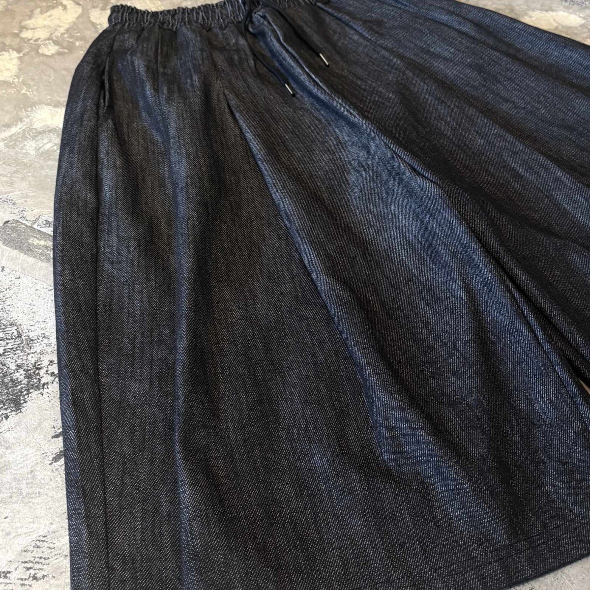 画像5: 【WONDERGROUND】MULTI TUCK WIDE SILHOUETTE DENIM SHORTS / BLACK / OS (5)