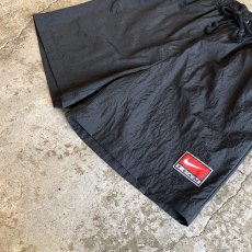 画像4: 【NIKE】BLACK COLOR POINT PATCH EMBROIDERY DESIGN NYLON HALF PANTS / FREE~W33(S) (4)