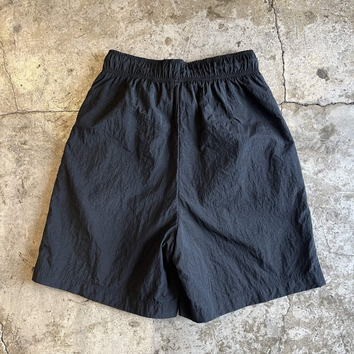 画像2: 【NIKE】BLACK COLOR POINT PATCH EMBROIDERY DESIGN NYLON HALF PANTS / FREE~W33(S) (2)