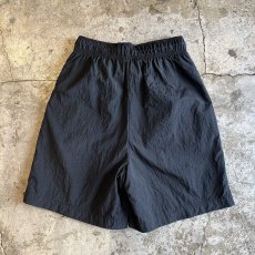 画像2: 【NIKE】BLACK COLOR POINT PATCH EMBROIDERY DESIGN NYLON HALF PANTS / FREE~W33(S) (2)