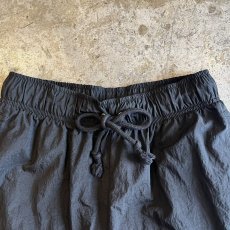 画像6: 【NIKE】BLACK COLOR POINT PATCH EMBROIDERY DESIGN NYLON HALF PANTS / FREE~W33(S) (6)