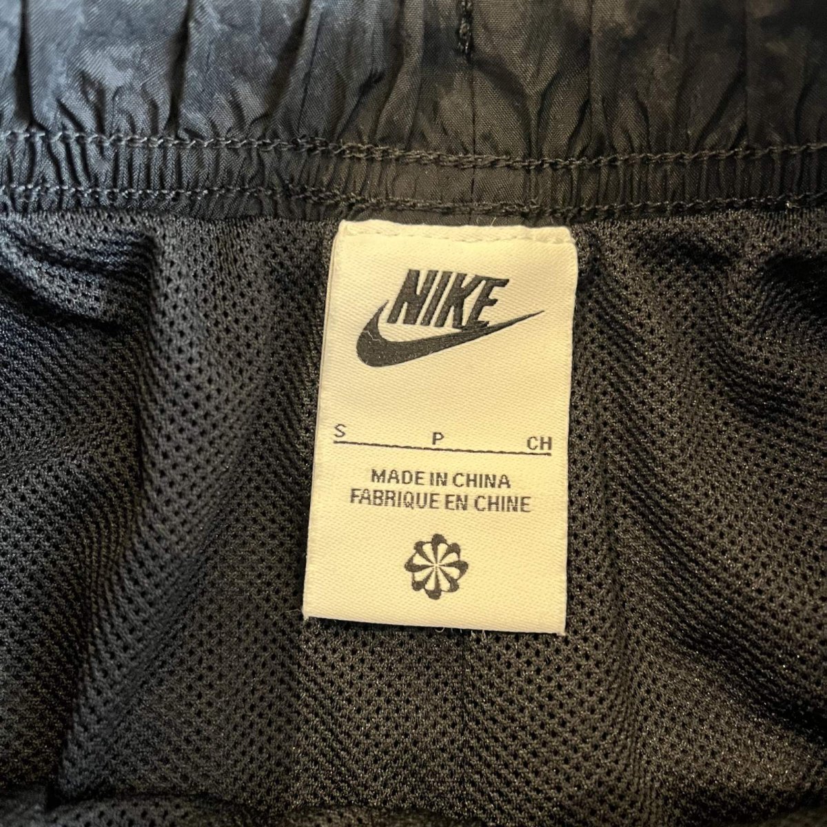 画像10: 【NIKE】BLACK COLOR POINT PATCH EMBROIDERY DESIGN NYLON HALF PANTS / FREE~W33(S) (10)