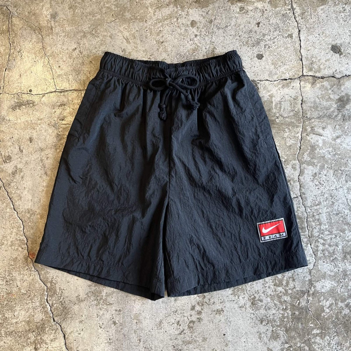 画像1: 【NIKE】BLACK COLOR POINT PATCH EMBROIDERY DESIGN NYLON HALF PANTS / FREE~W33(S) (1)