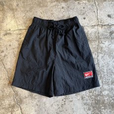 画像1: 【NIKE】BLACK COLOR POINT PATCH EMBROIDERY DESIGN NYLON HALF PANTS / FREE~W33(S) (1)