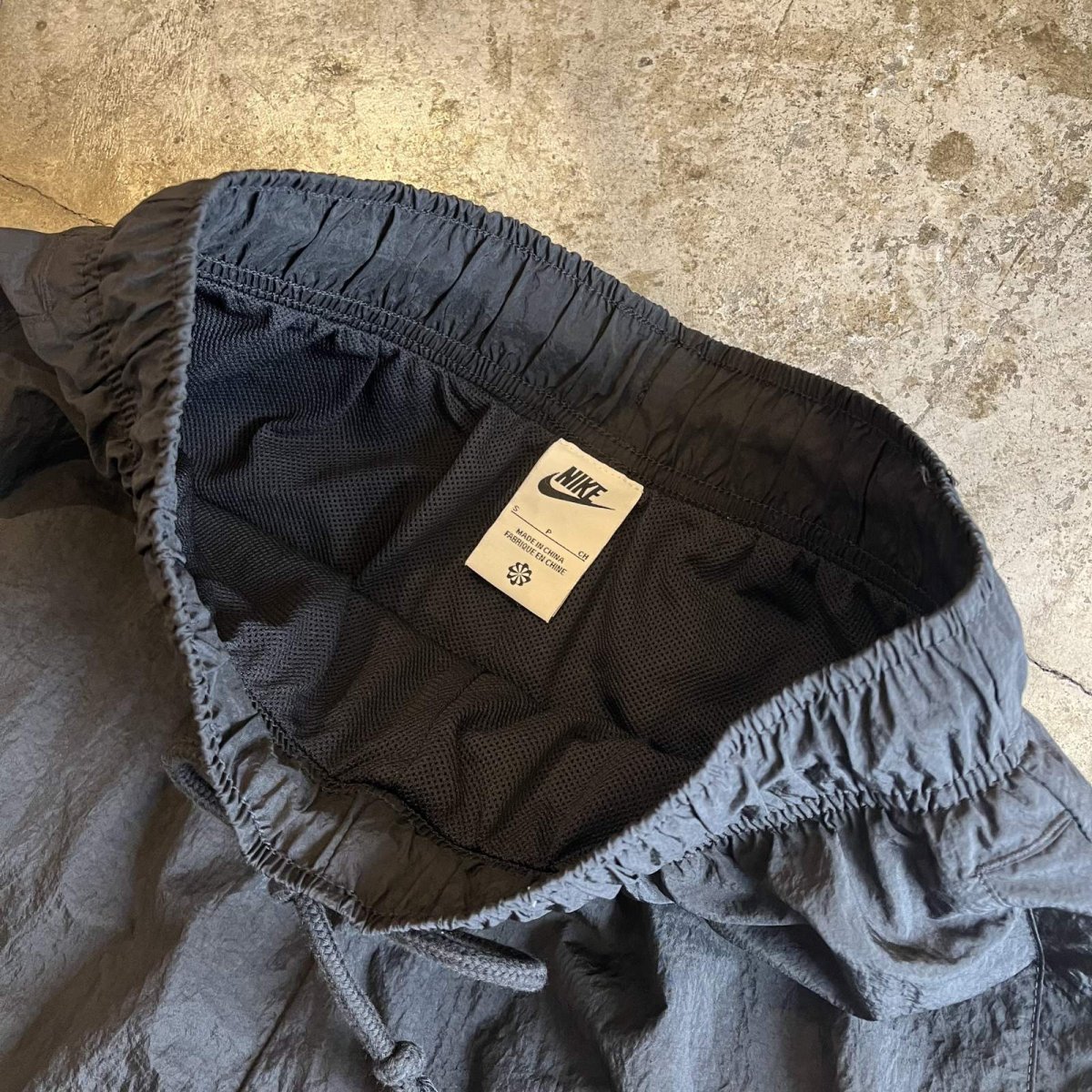 画像9: 【NIKE】BLACK COLOR POINT PATCH EMBROIDERY DESIGN NYLON HALF PANTS / FREE~W33(S) (9)