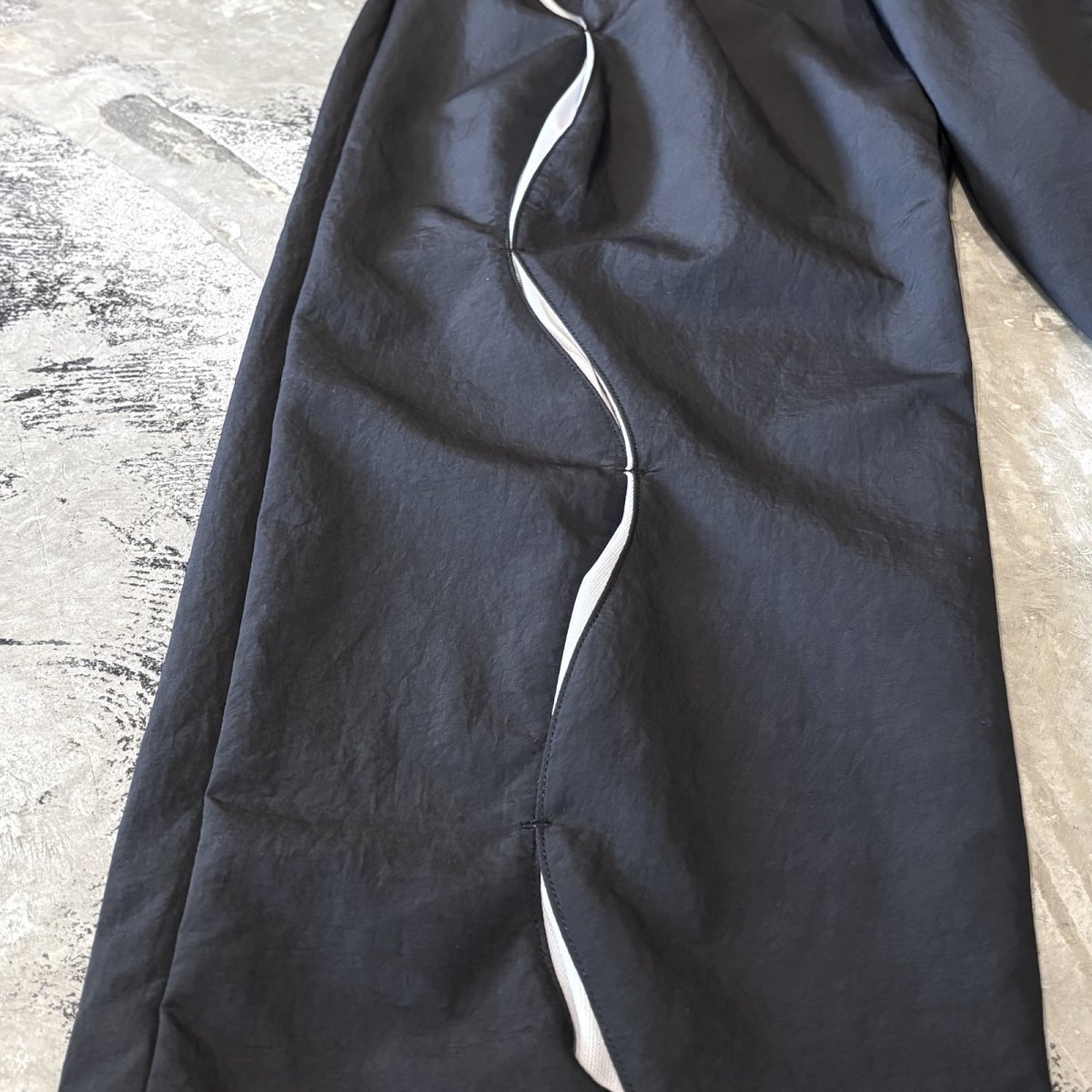画像7: 【WONDERGROUND】WAVE NOTCH PATTERN NYLON PANTS / BLACK / OS (7)