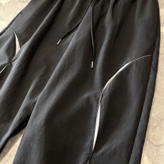 画像4: 【WONDERGROUND】WAVE NOTCH PATTERN NYLON PANTS / BLACK / OS (4)