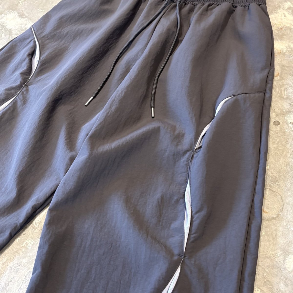 画像4: 【WONDERGROUND】WAVE NOTCH PATTERN NYLON PANTS / CHARCOAL / OS (4)