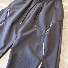 画像4: 【WONDERGROUND】WAVE NOTCH PATTERN NYLON PANTS / CHARCOAL / OS (4)