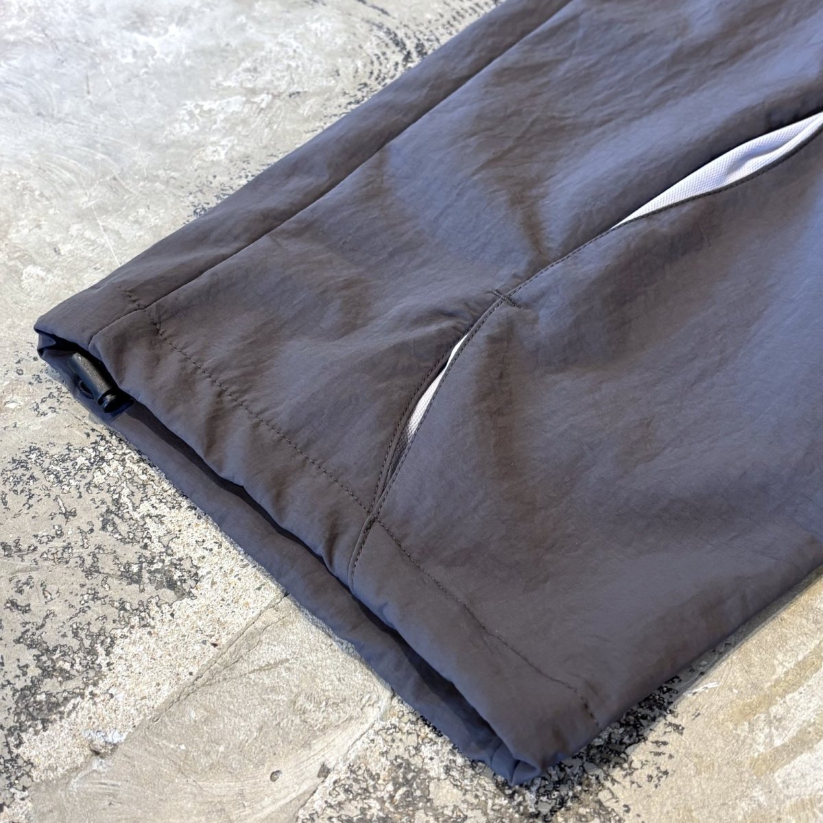 画像8: 【WONDERGROUND】WAVE NOTCH PATTERN NYLON PANTS / CHARCOAL / OS (8)