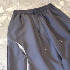 画像3: 【WONDERGROUND】WAVE NOTCH PATTERN NYLON PANTS / CHARCOAL / OS (3)