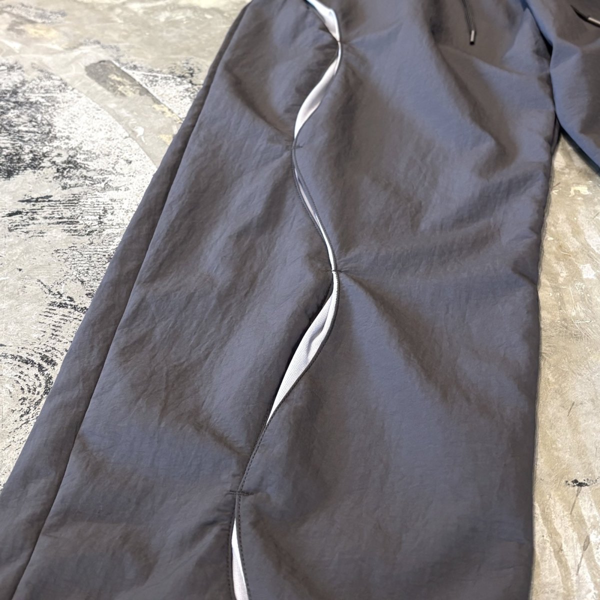 画像7: 【WONDERGROUND】WAVE NOTCH PATTERN NYLON PANTS / CHARCOAL / OS (7)