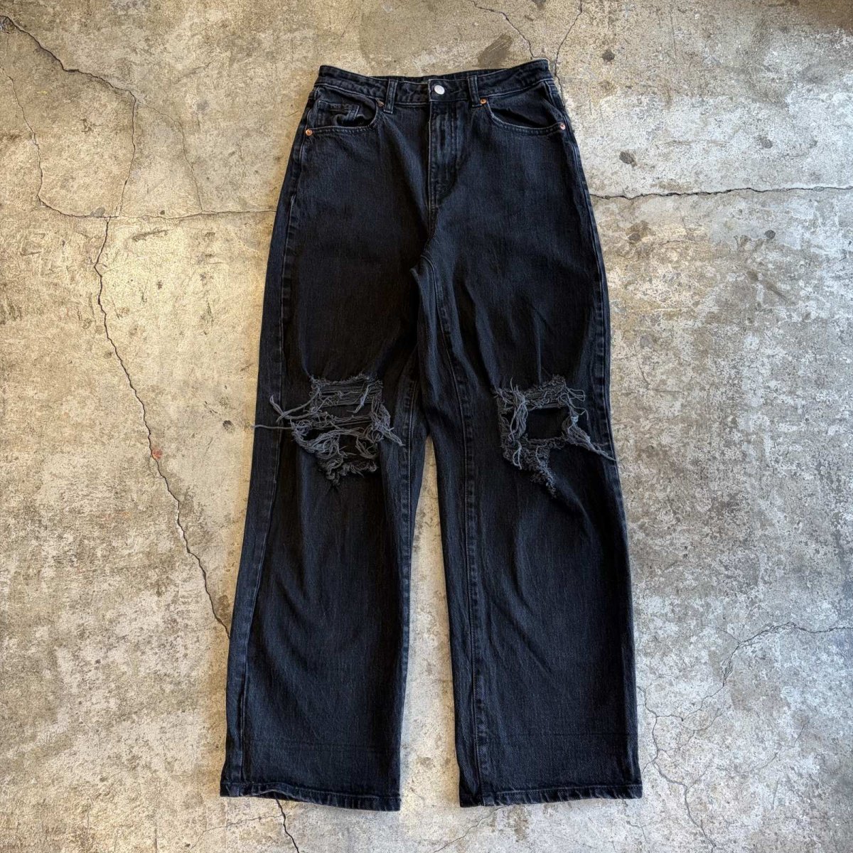 画像1: BLACK COLOR HEAVILY RIPPED DESIGN DENIM PANTS / W30 (1)