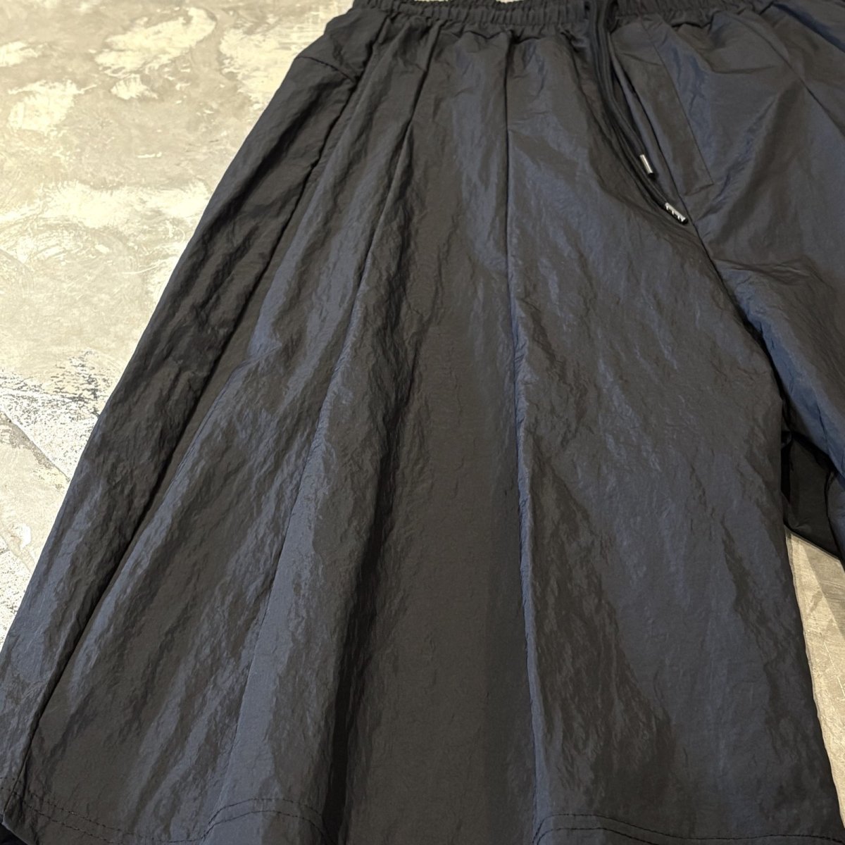 画像7: 【WONDERGROUND】MULTI TUCK WIDE SILHOUETTE NYLON SHORTS / BLACK / OS (7)