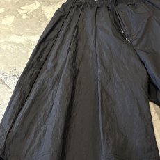 画像7: 【WONDERGROUND】MULTI TUCK WIDE SILHOUETTE NYLON SHORTS / BLACK / OS (7)