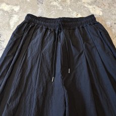 画像10: 【WONDERGROUND】MULTI TUCK WIDE SILHOUETTE NYLON SHORTS / BLACK / OS (10)
