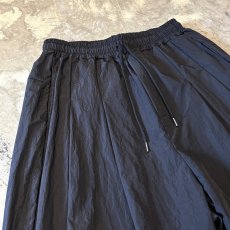 画像3: 【WONDERGROUND】MULTI TUCK WIDE SILHOUETTE NYLON SHORTS / BLACK / OS (3)