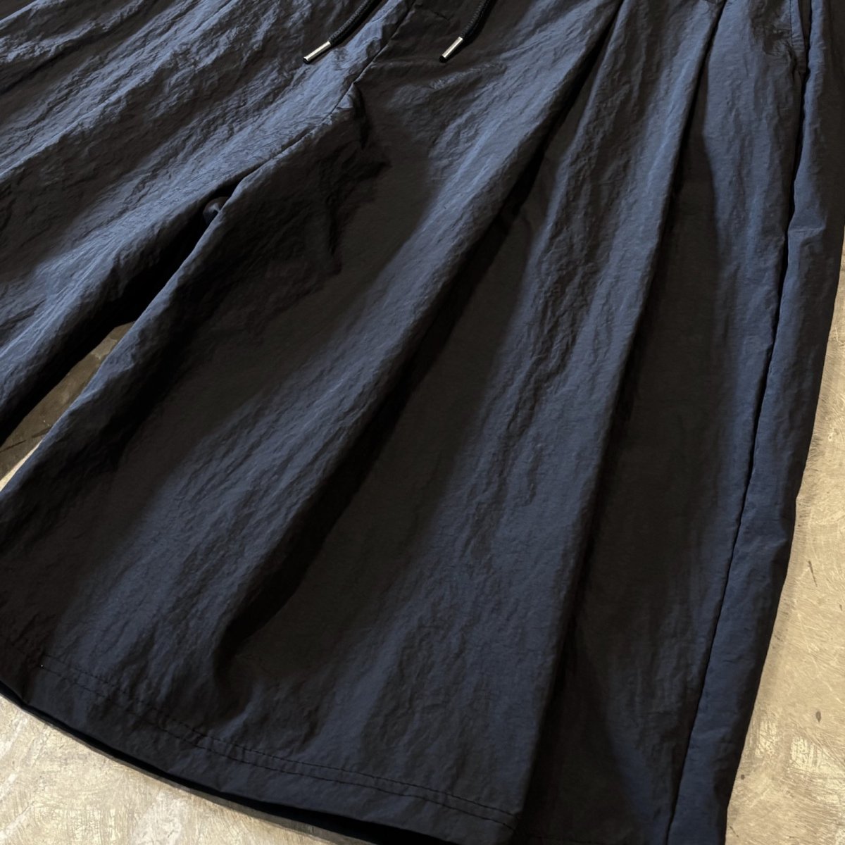 画像6: 【WONDERGROUND】MULTI TUCK WIDE SILHOUETTE NYLON SHORTS / BLACK / OS (6)