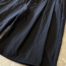 画像6: 【WONDERGROUND】MULTI TUCK WIDE SILHOUETTE NYLON SHORTS / BLACK / OS (6)