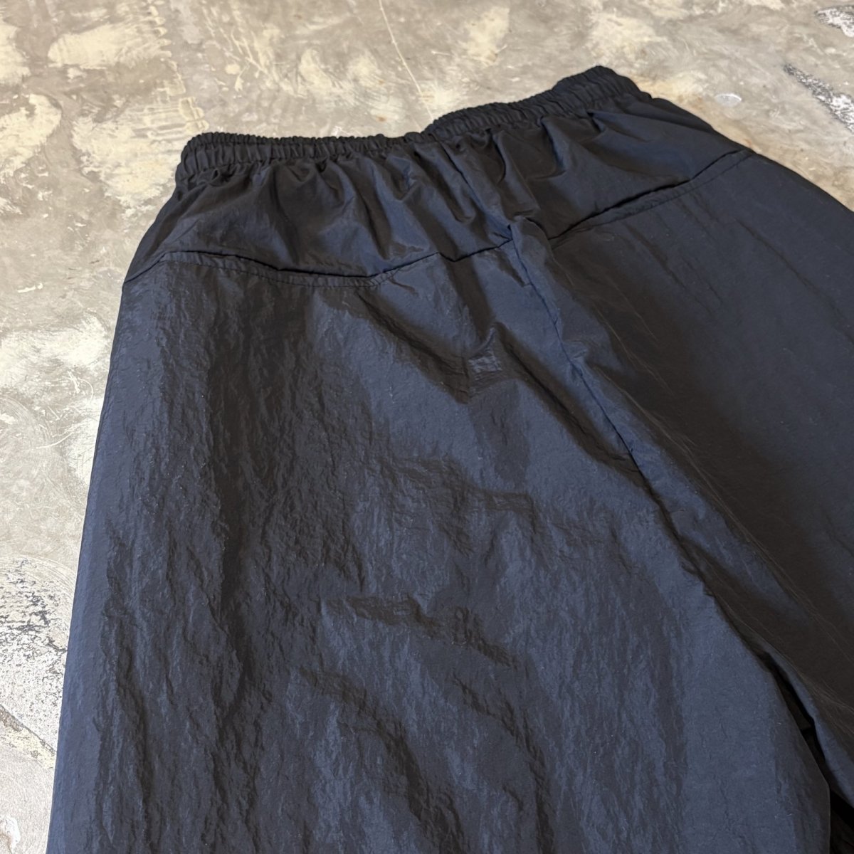 画像9: 【WONDERGROUND】MULTI TUCK WIDE SILHOUETTE NYLON SHORTS / BLACK / OS (9)