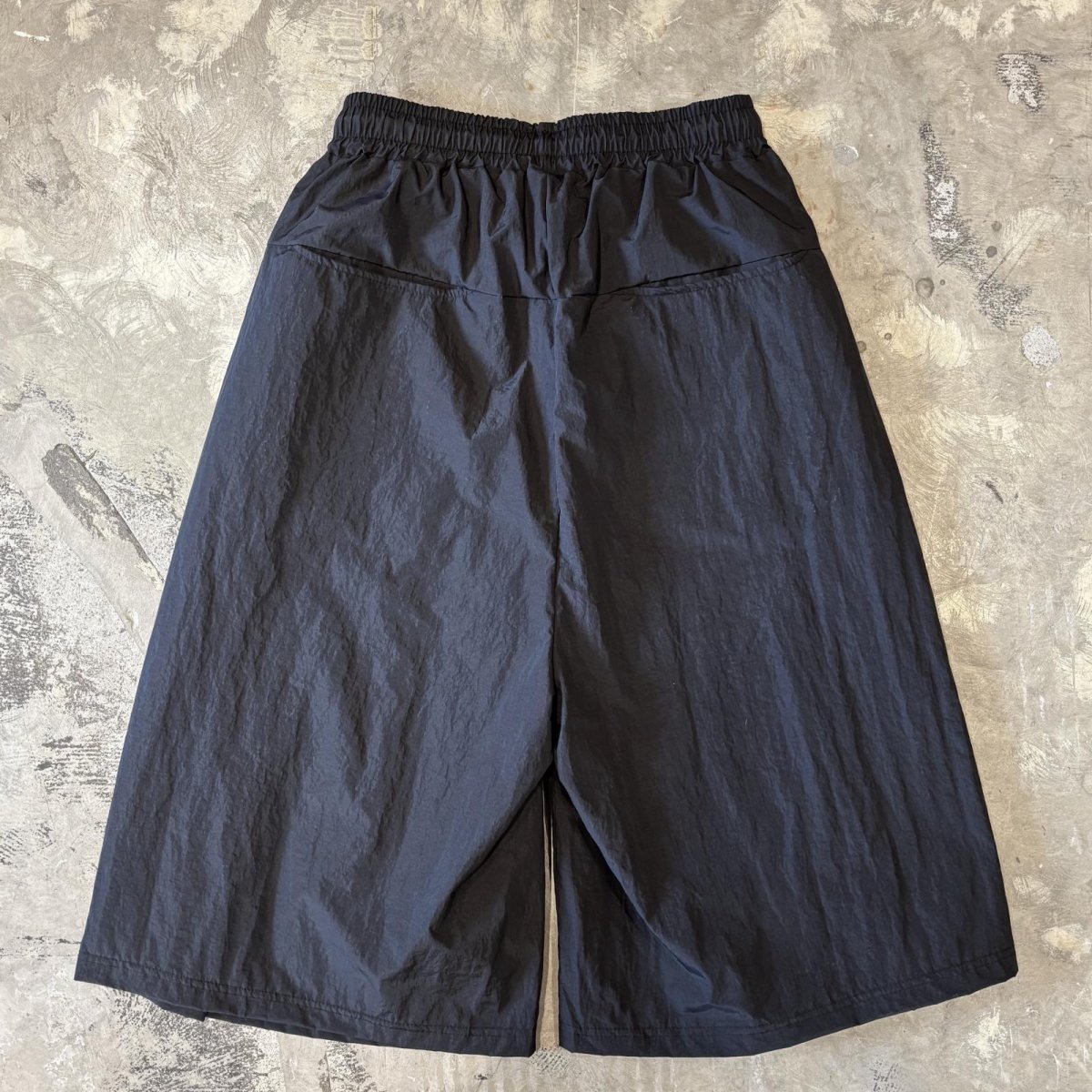 画像2: 【WONDERGROUND】MULTI TUCK WIDE SILHOUETTE NYLON SHORTS / BLACK / OS (2)