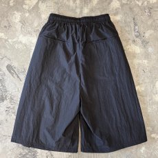 画像2: 【WONDERGROUND】MULTI TUCK WIDE SILHOUETTE NYLON SHORTS / BLACK / OS (2)