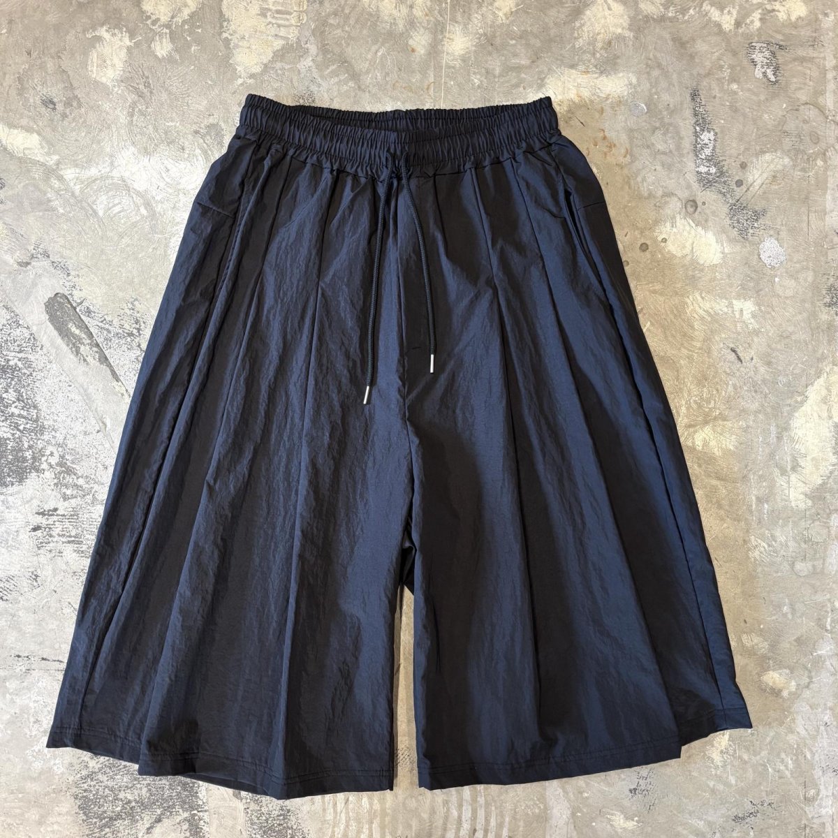 画像1: 【WONDERGROUND】MULTI TUCK WIDE SILHOUETTE NYLON SHORTS / BLACK / OS (1)