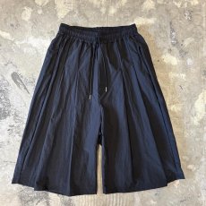 画像1: 【WONDERGROUND】MULTI TUCK WIDE SILHOUETTE NYLON SHORTS / BLACK / OS (1)