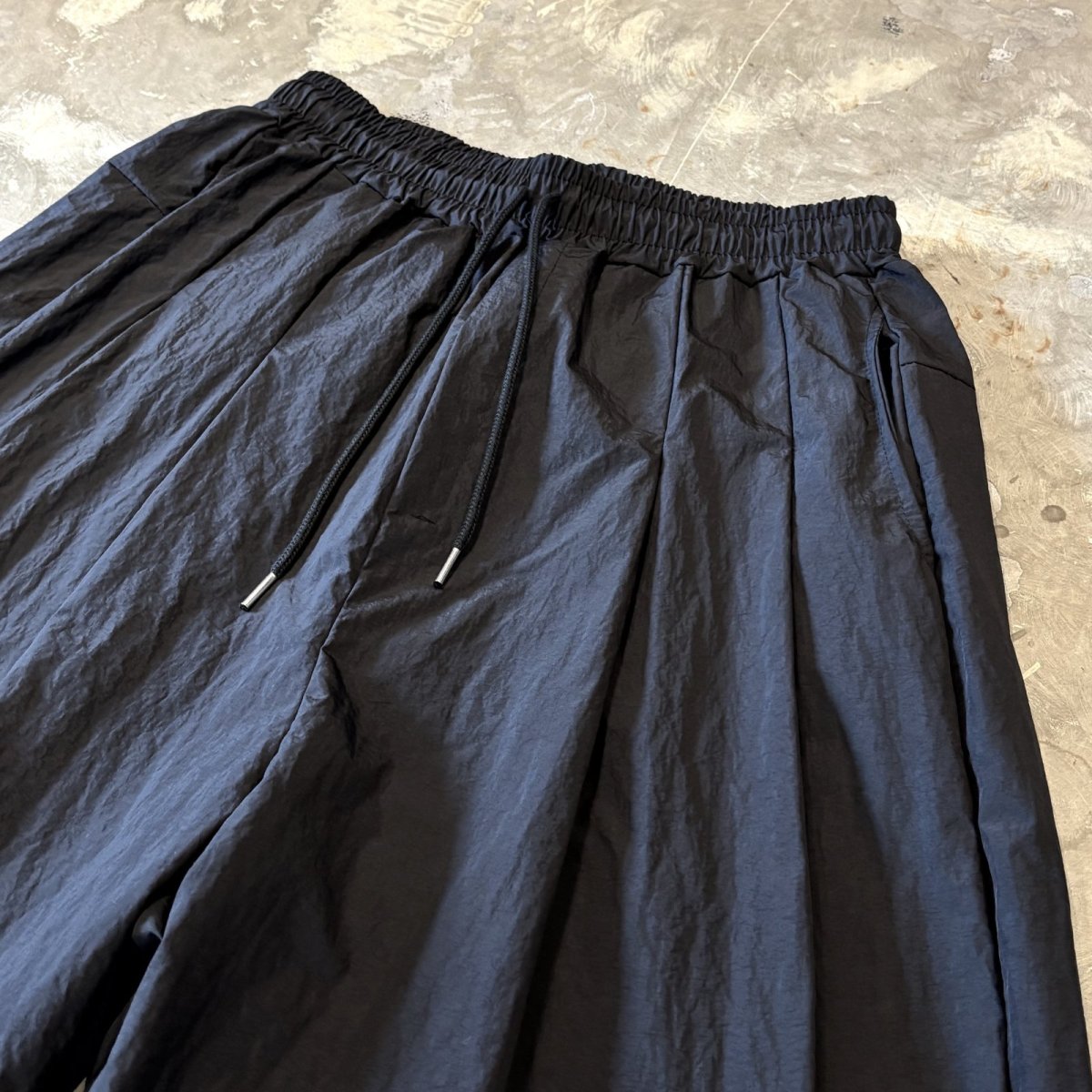 画像4: 【WONDERGROUND】MULTI TUCK WIDE SILHOUETTE NYLON SHORTS / BLACK / OS (4)