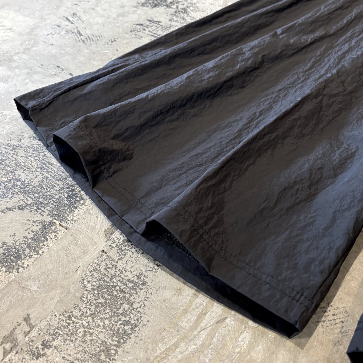 画像8: 【WONDERGROUND】MULTI TUCK WIDE SILHOUETTE NYLON SHORTS / BLACK / OS (8)