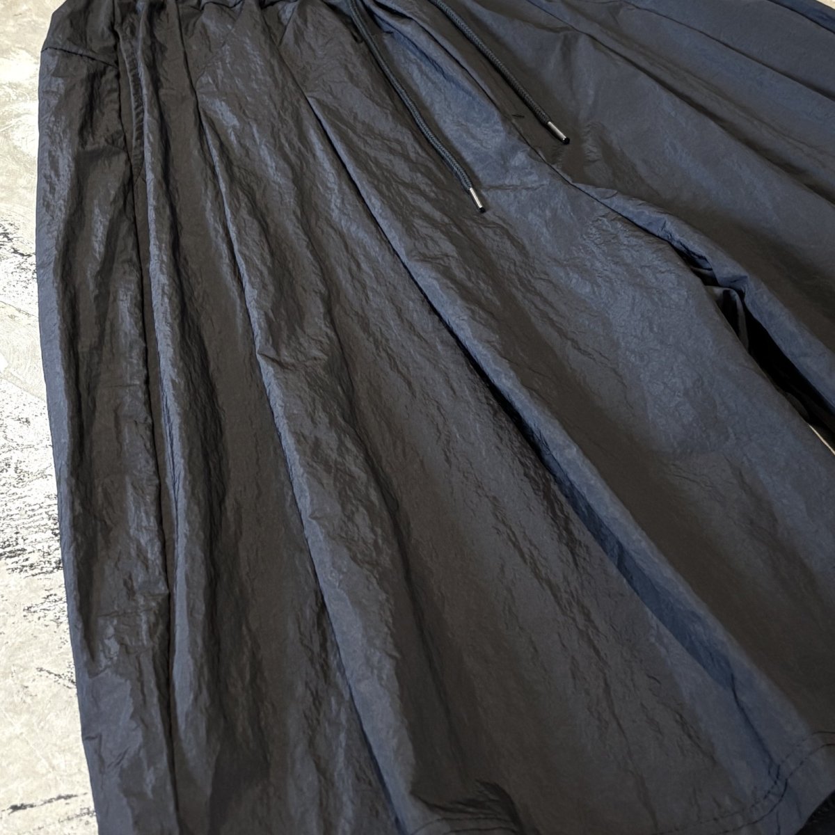 画像5: 【WONDERGROUND】MULTI TUCK WIDE SILHOUETTE NYLON SHORTS / BLACK / OS (5)