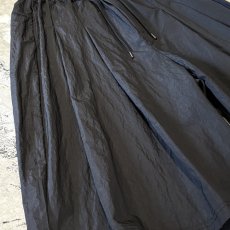 画像5: 【WONDERGROUND】MULTI TUCK WIDE SILHOUETTE NYLON SHORTS / BLACK / OS (5)