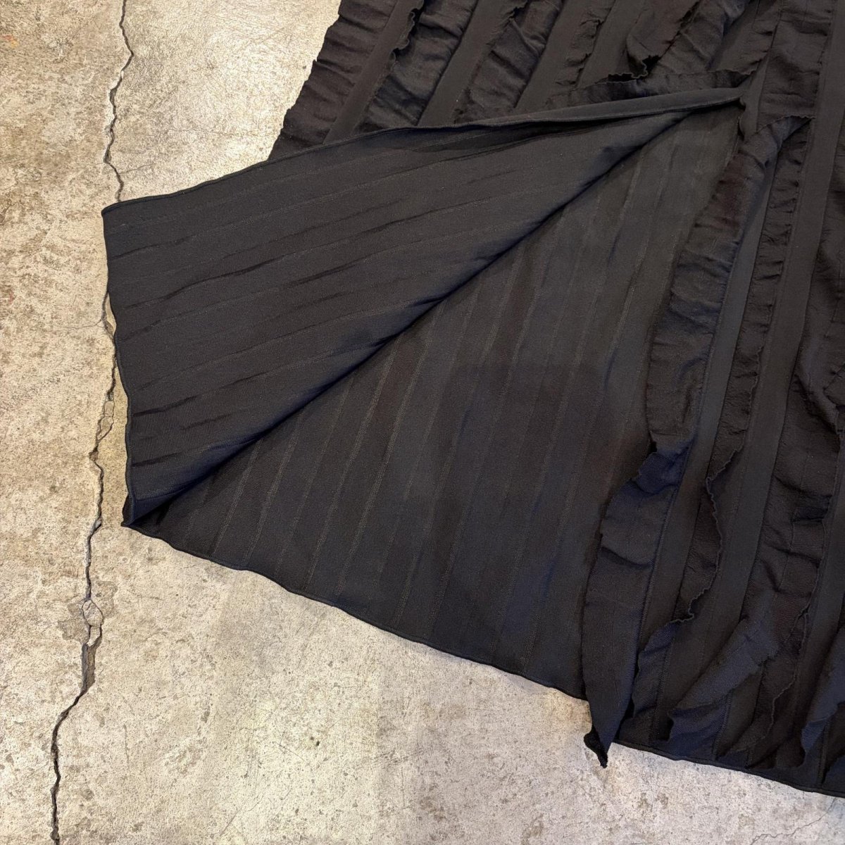 画像9: BLACK COLOR CASCADING FRILL DESIGN LONG SKIRT / W24~W33 (9)