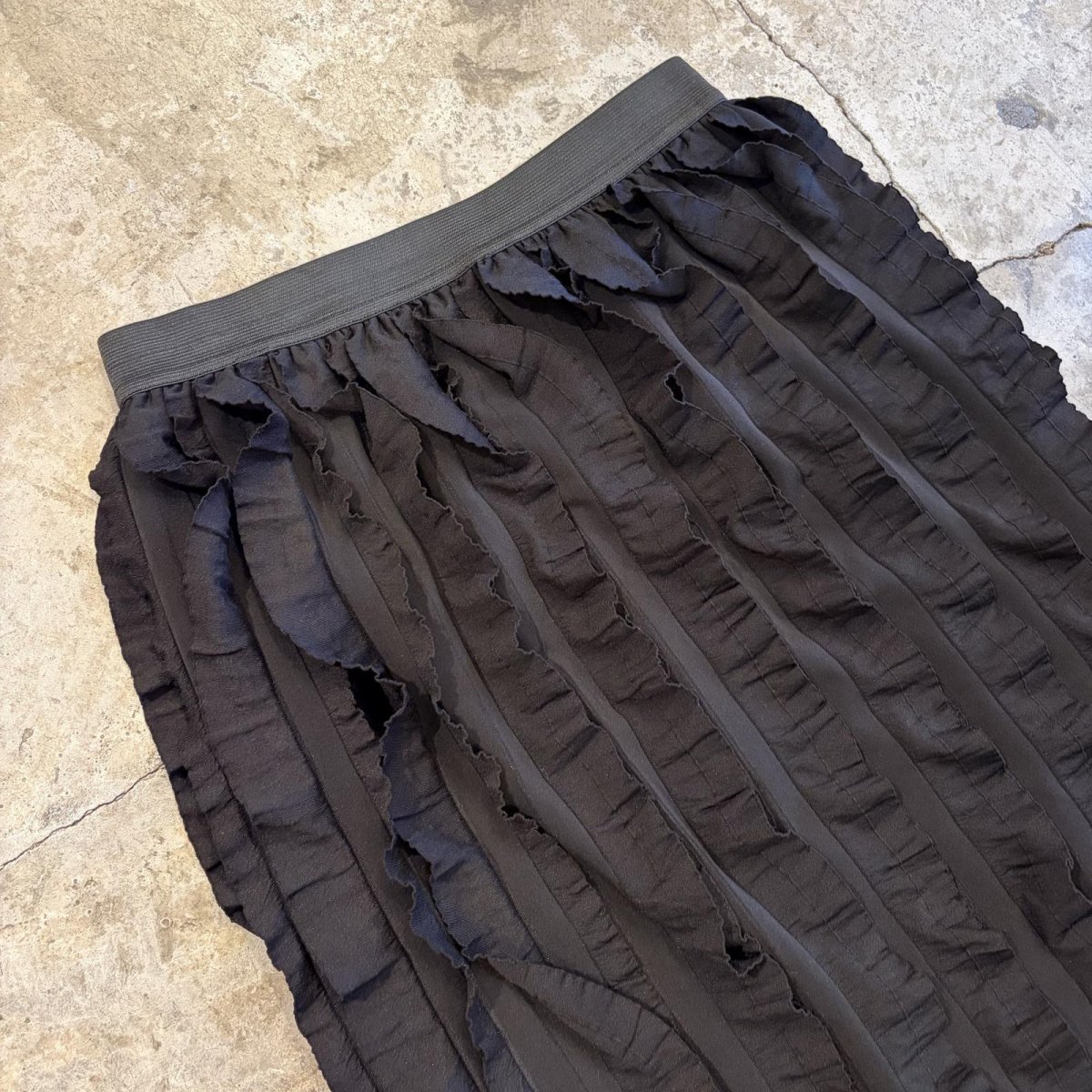 画像3: BLACK COLOR CASCADING FRILL DESIGN LONG SKIRT / W24~W33 (3)