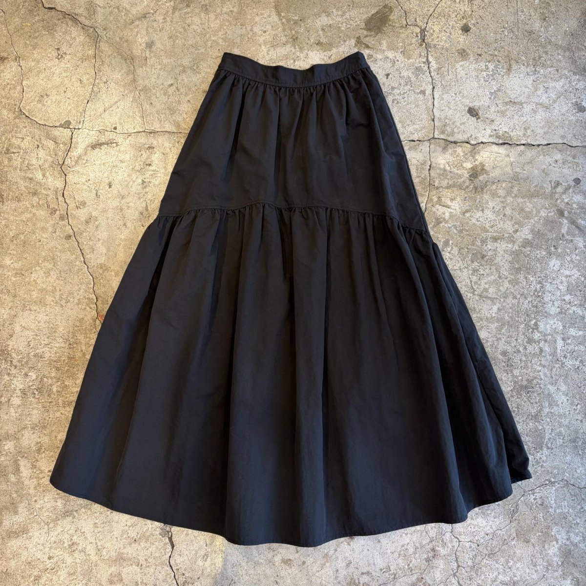 画像1: BLACK COLOR TIERED SILHOUETTE SKIRT / W25~W28 (1)