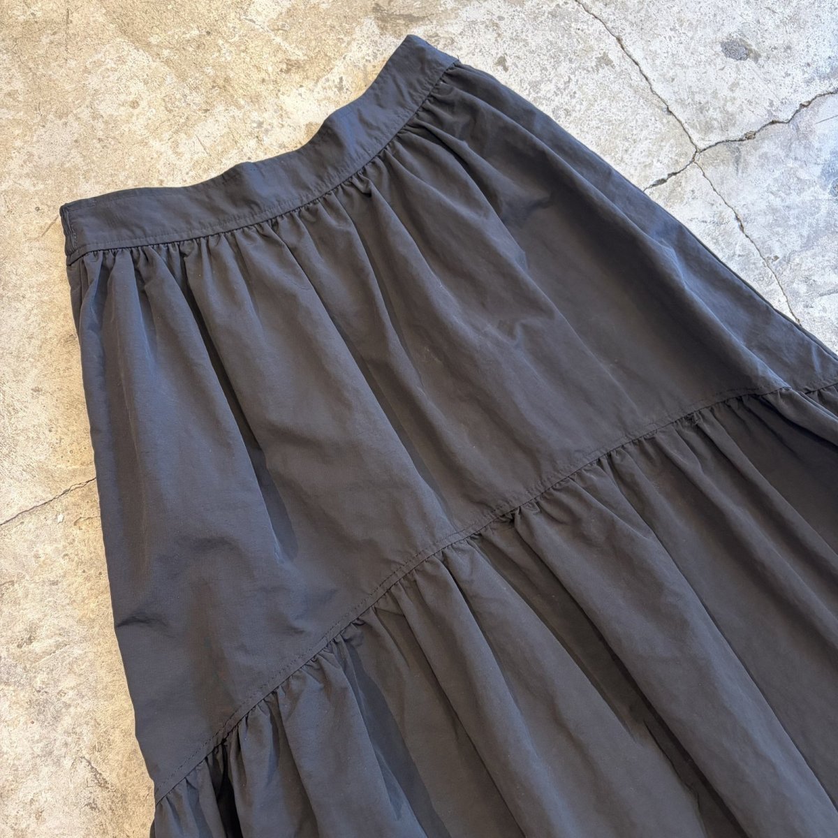 画像3: BLACK COLOR TIERED SILHOUETTE SKIRT / W25~W28 (3)